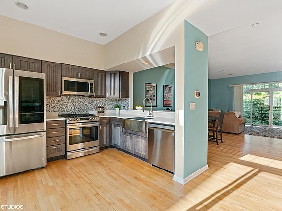 5th image of 3241 N Ravenswood Ave