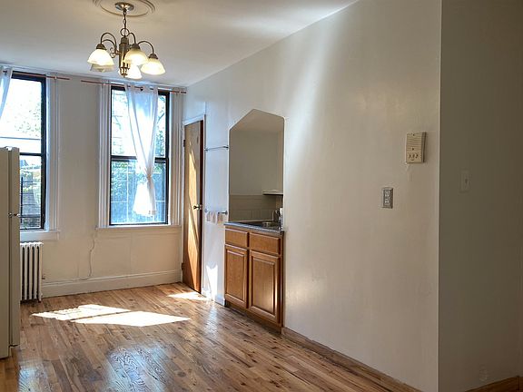 5th image of 304 Maujer St APT 2L