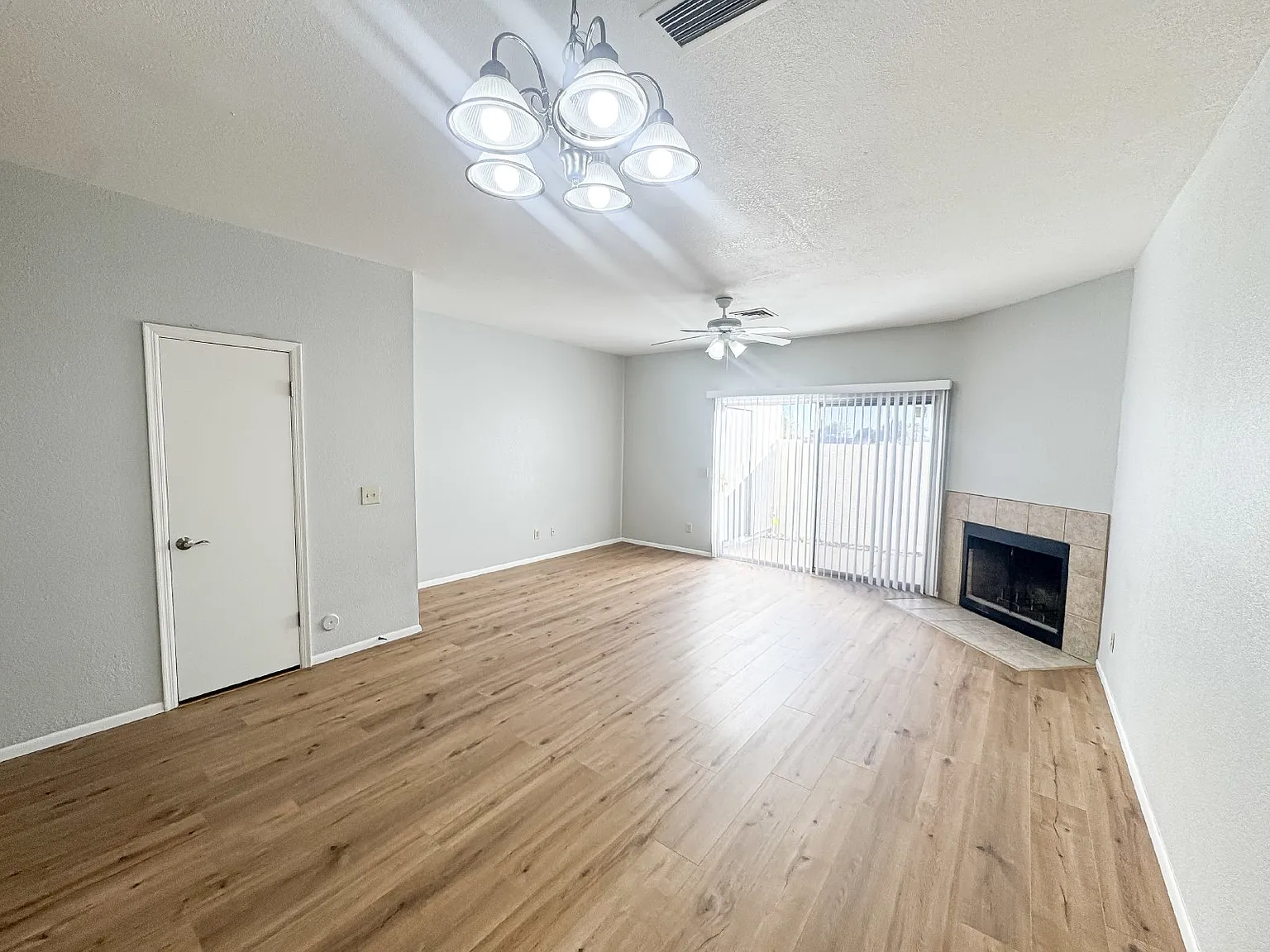 2 bed, 2.5 bath, 1267 sqft, $1,629 — Photo 3