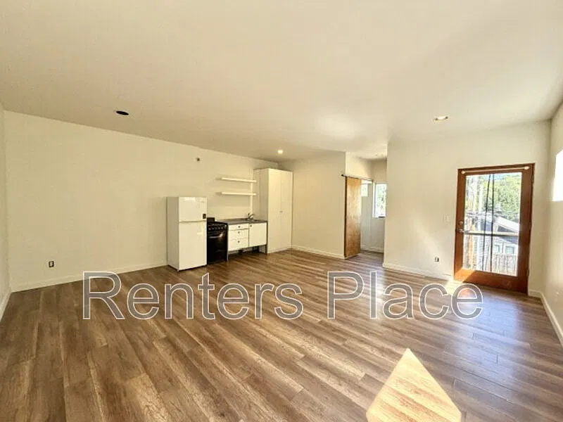 Studio, 1.0 bath, 800 sqft, $1,095 — Photo 2