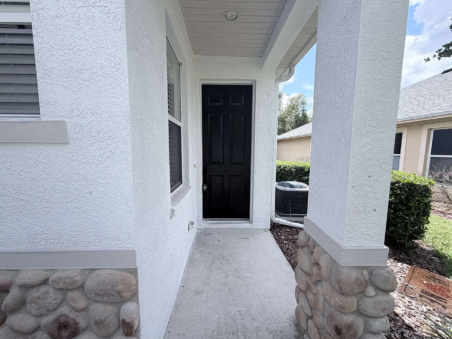 3 bed, 2.0 bath, 1562 sqft, $2,095 — Photo 2