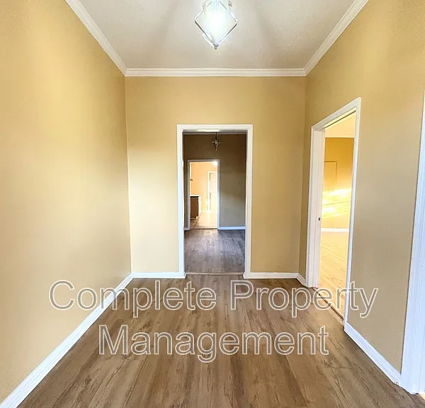 2123 Arlington Ave — Photo 2