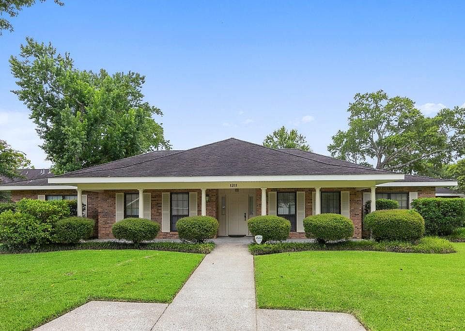 1st image of 1211 N Bayouwood Ct