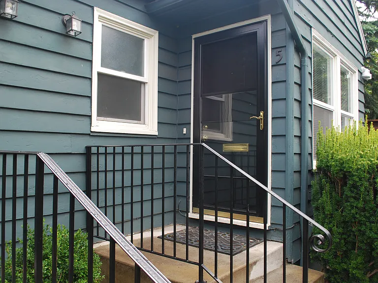 2524 NW Savier St #5 — Photo 1