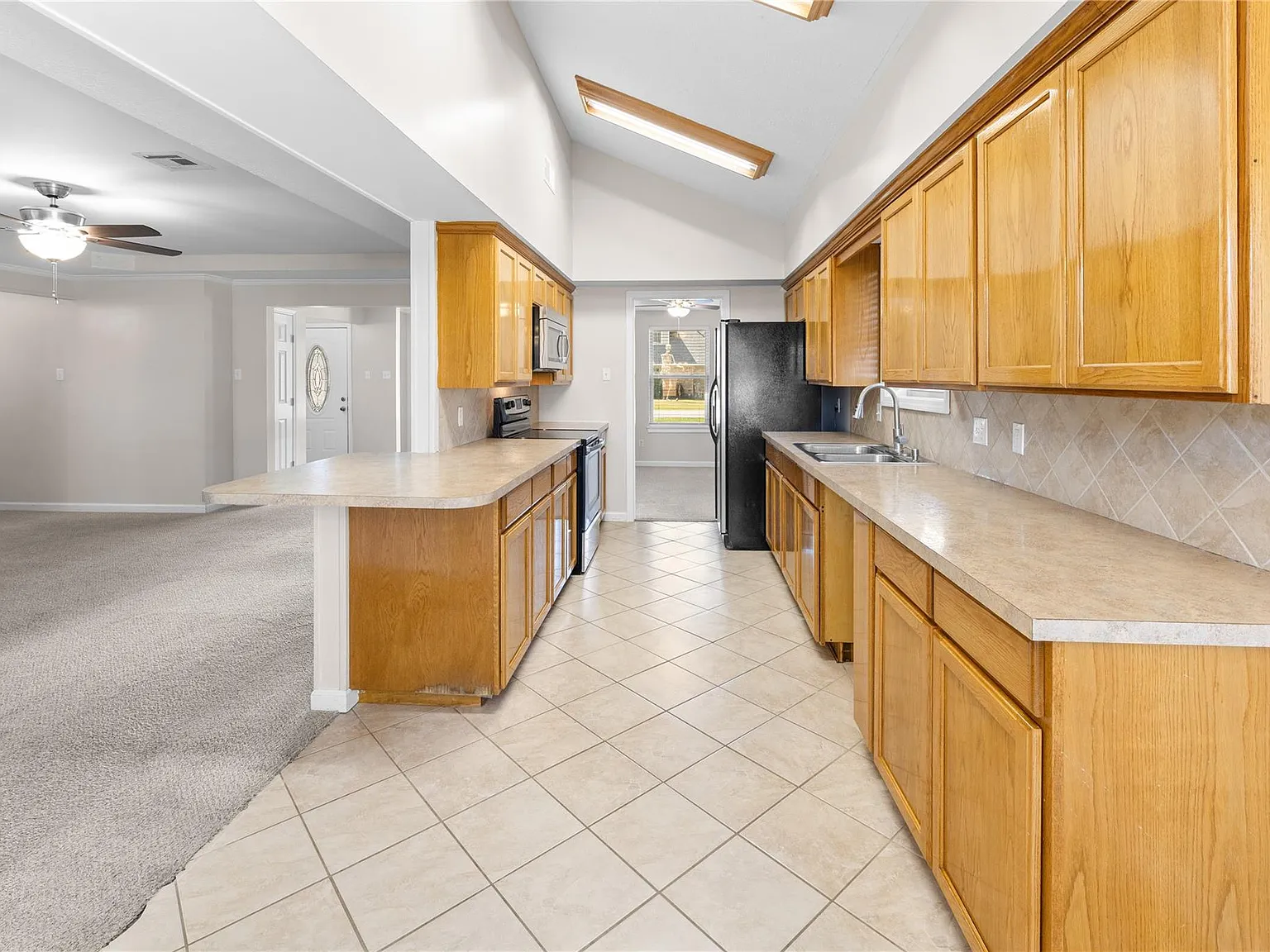 3 bed, 2.0 bath, 1643 sqft, $2,425 — Photo 4