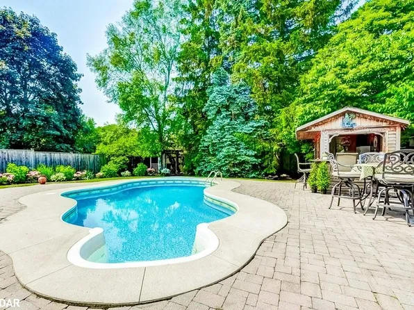 748 Francis Rd, Burlington, ON L7T 4A3