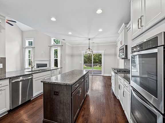 4th image of 30 Lucerne Ct