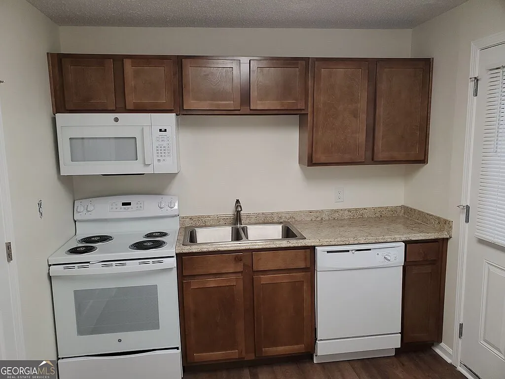 2 bed, 1.0 bath, $900 — Photo 2