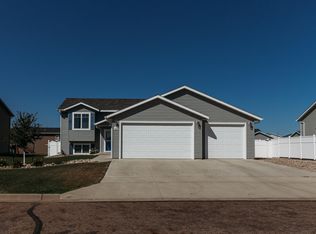 2842 Whitlow St, Lincoln, ND 58504