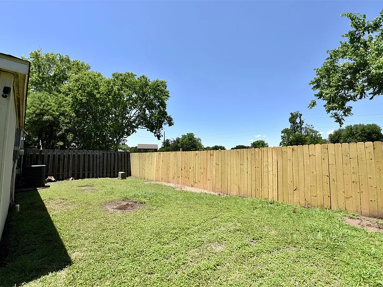 16222 Queensdale Dr — Photo 30