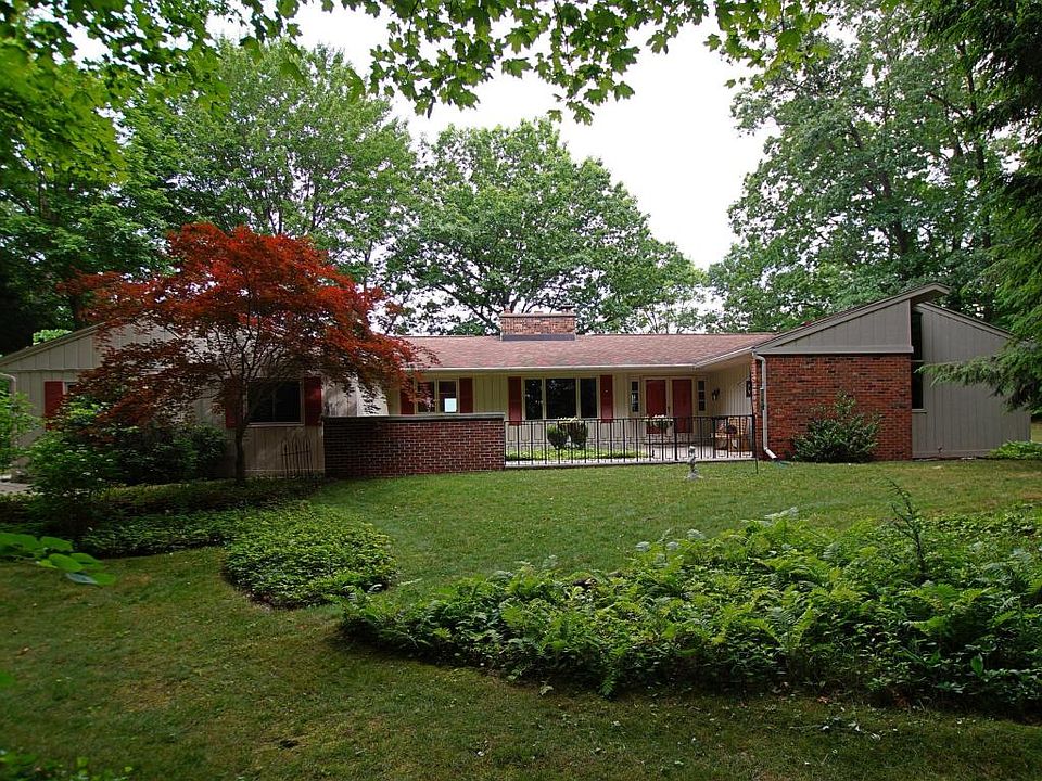 1st image of 452 Lake Dr