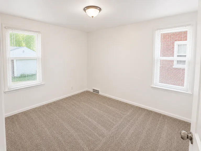 18672 Waltham St — Photo 10