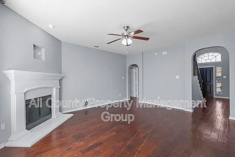 4 bed, 2.5 bath, 2439 sqft, $2,550 — Photo 3