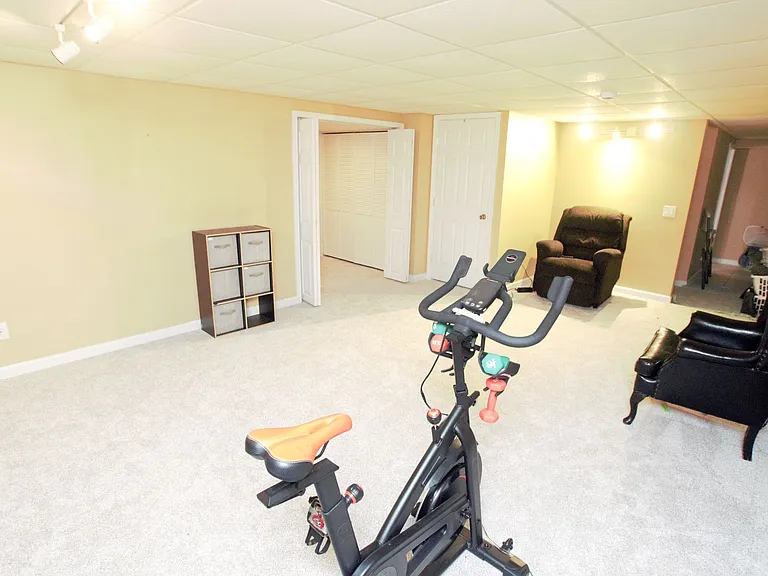 98 Thorndale Cir — Photo 31