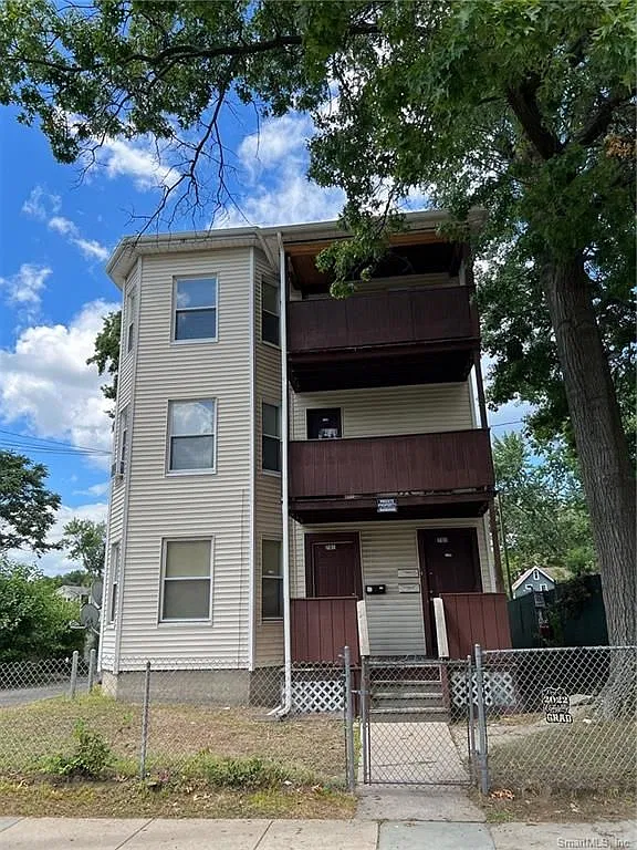 2 bed, 1.0 bath, 990 sqft, $1,400 — Photo 1