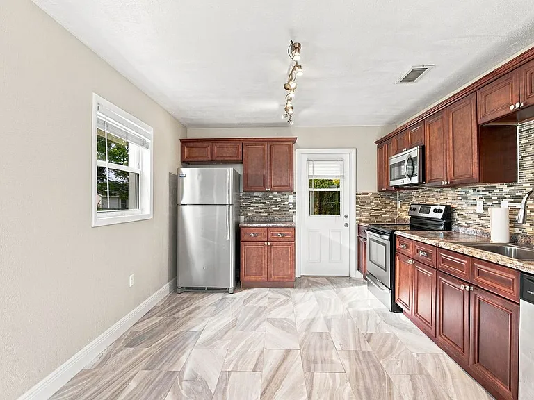 2267 Robinhood Dr — Photo 7