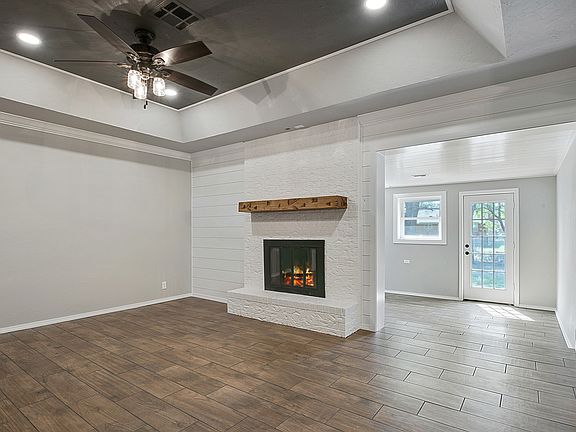 3rd image of 1051 S Meadow Ln
