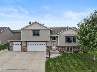 801 Sunflower Ln SW, Mandan, ND 58554