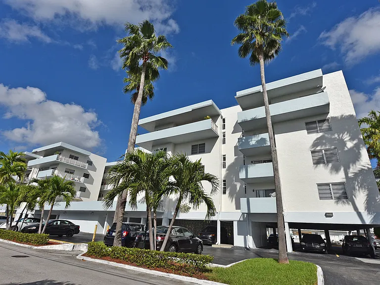 Sunworld Apartments — Photo 2