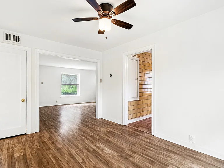 1076 Wilshire Ave — Photo 10