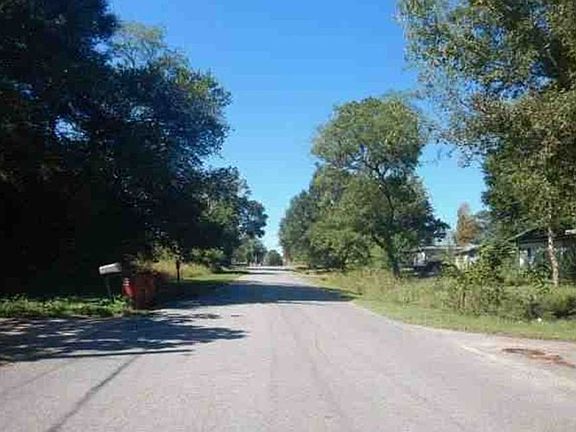 Exterior Neighborhood (street photo)