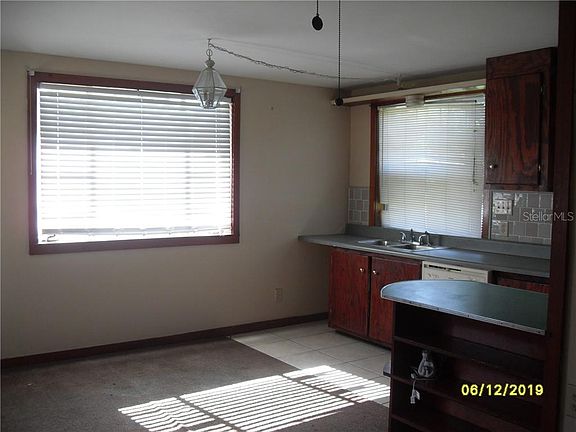 3rd image of 242 N Oak St