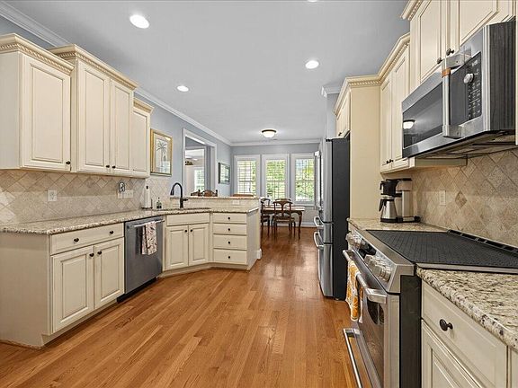 5th image of 154 Clayfield Dr