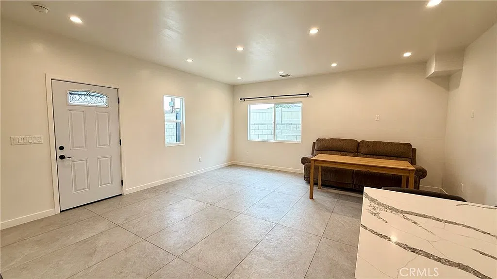 2 bed, 1100 sqft, $3,300 — Photo 3