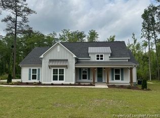5379 Clubhouse Ln, Hope Mills, NC 28348