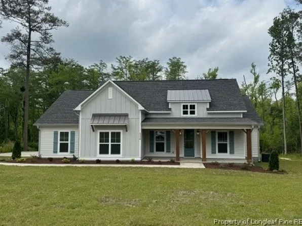5379 Clubhouse Ln, Hope Mills, NC 28348