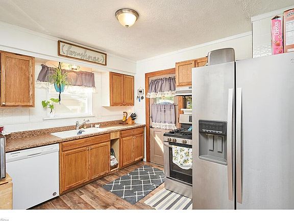 3rd image of 464 Lloyd St