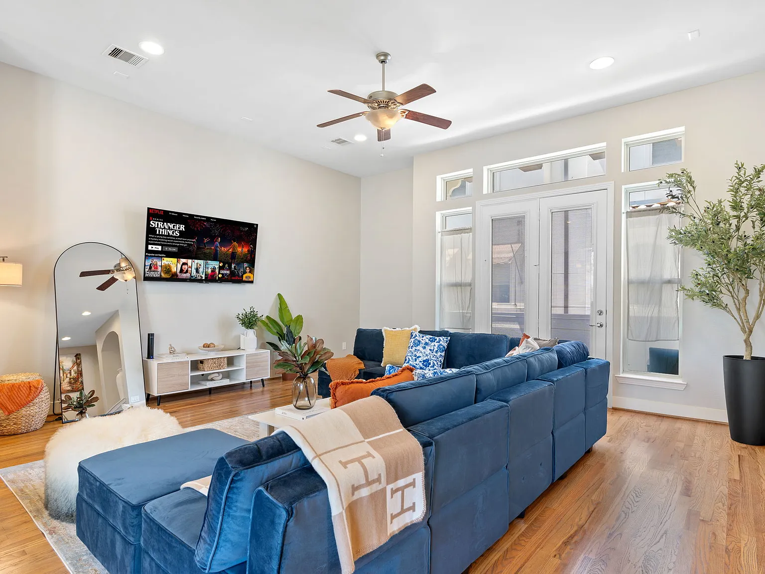 3 bed, 3.5 bath, 2374 sqft, $5,000 — Photo 2
