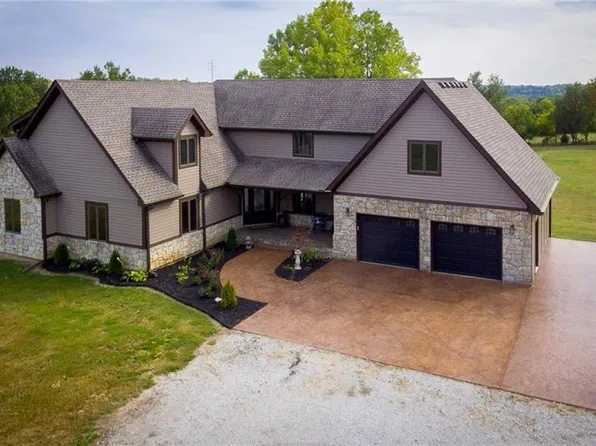 8051 Southpoint Dr, Camden, MO 64017