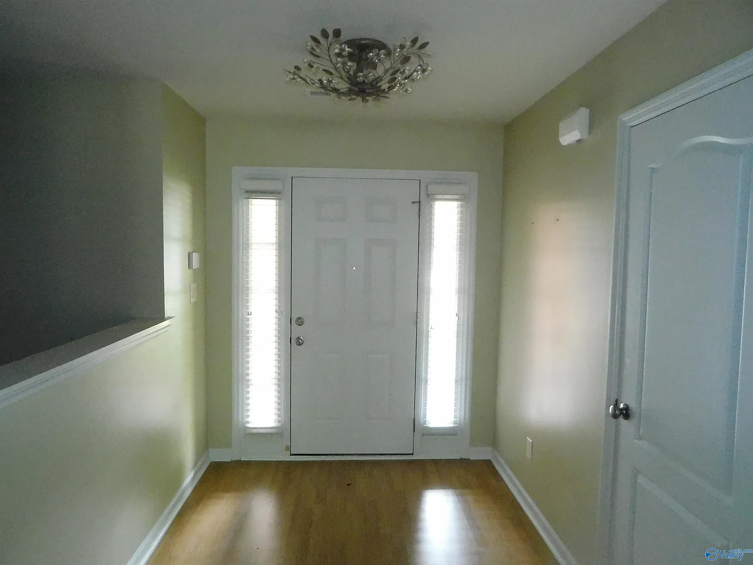 3 bed, 2.0 bath, 2050 sqft, $1,695 — Photo 2