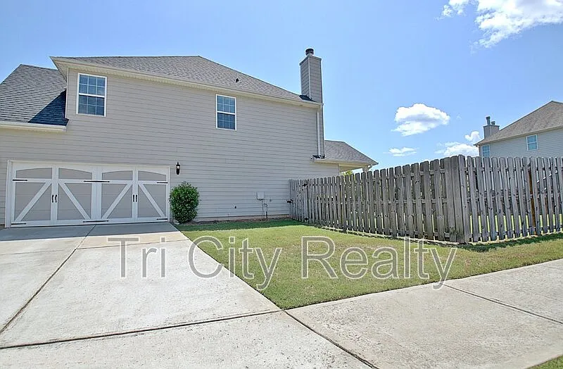5 bed, 3.0 bath, 3151 sqft, $2,900 — Photo 4