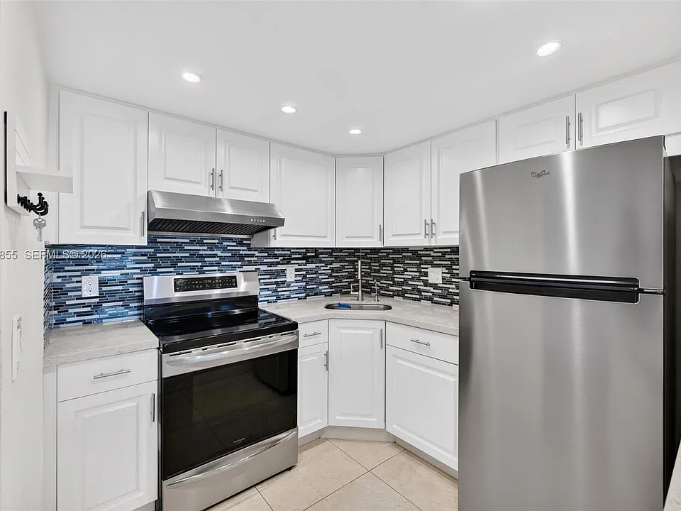 5203 NE 24th Ter #B211