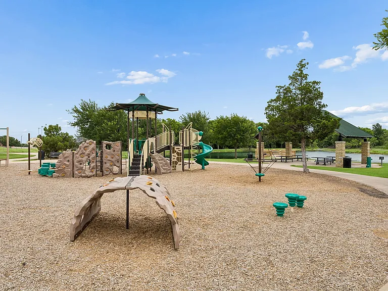 439 Montrose Dr — Photo 38