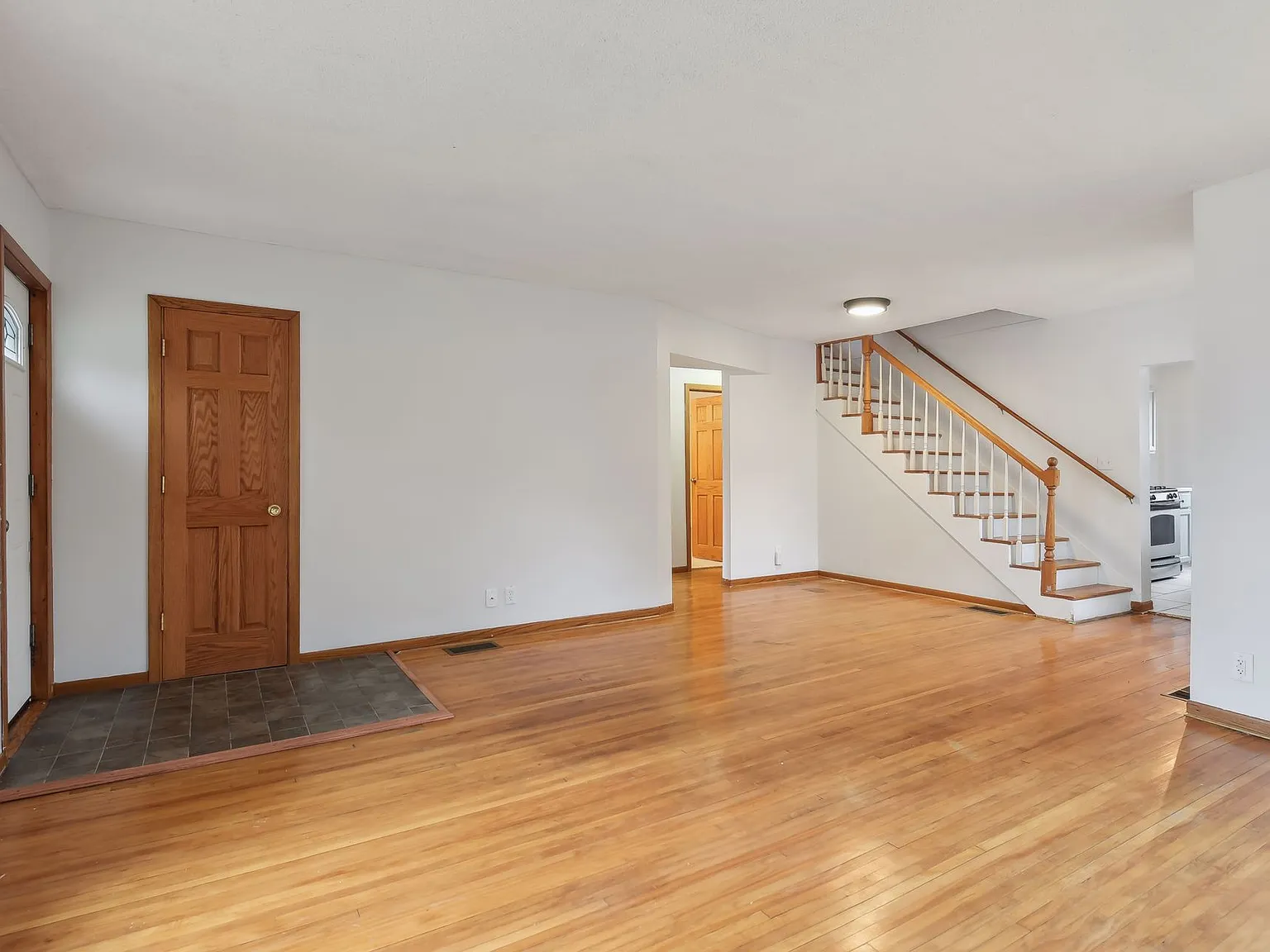 4 bed, 2010 sqft, $3,100 — Photo 2
