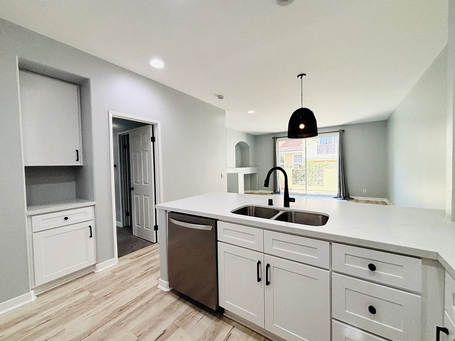 2 bed, 1003 sqft, $3,200 — Photo 3