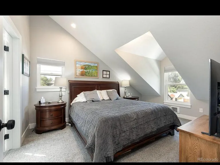 4327 1/2 N Wolff St — Photo 5