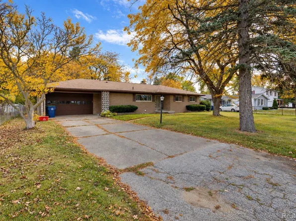 2850 Hemmeter Rd, Saginaw, MI 48603