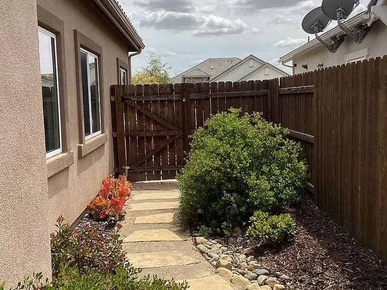305 Hampton Dr — Photo 37