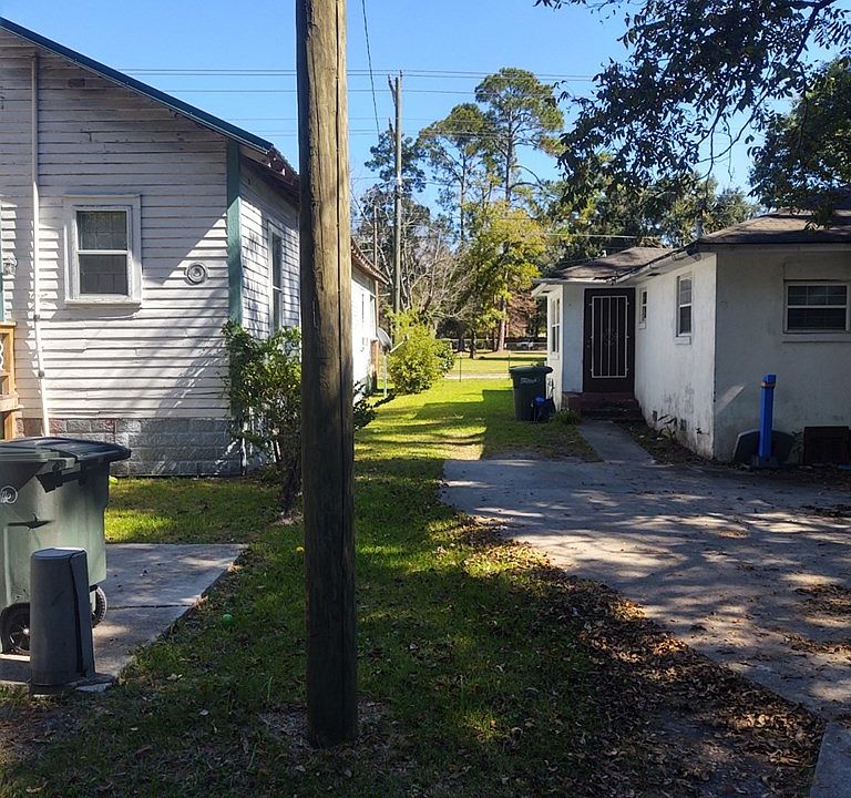 2nd image of 210 Magnolia St