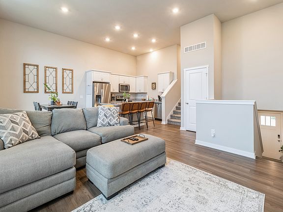 5th image of 393 NE Mink Dr