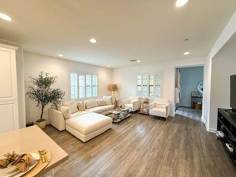 953 Slate St — Photo 1