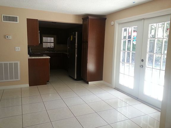 4th image of 2218 Howard Ln