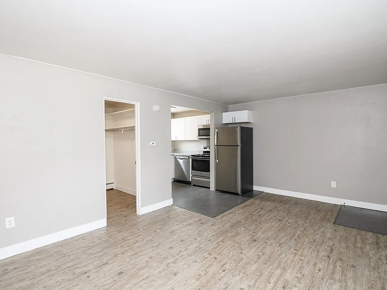 Clay Street Apartments — Photo 34