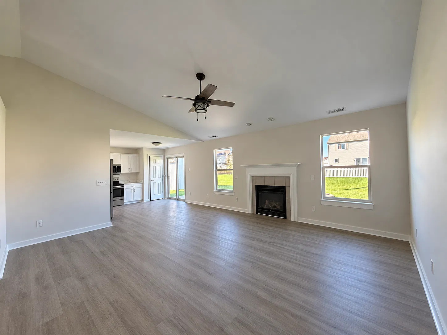 3 bed, 1340 sqft, $2,450 — Photo 3