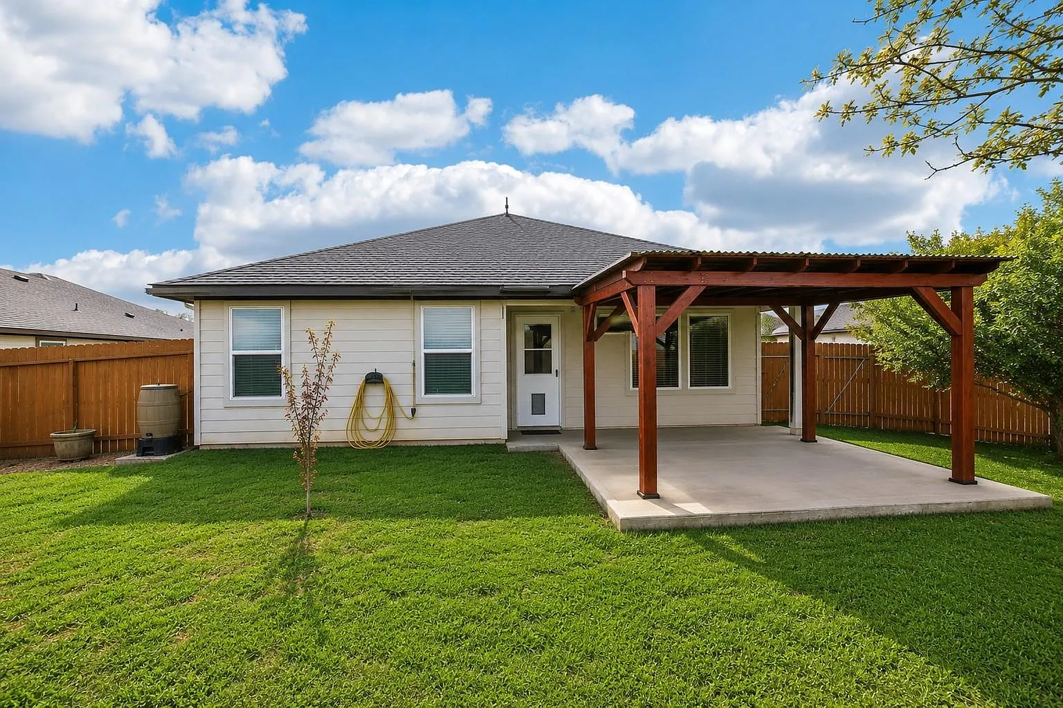 4 bed, 2.0 bath, 1680 sqft, $2,000 — Photo 3