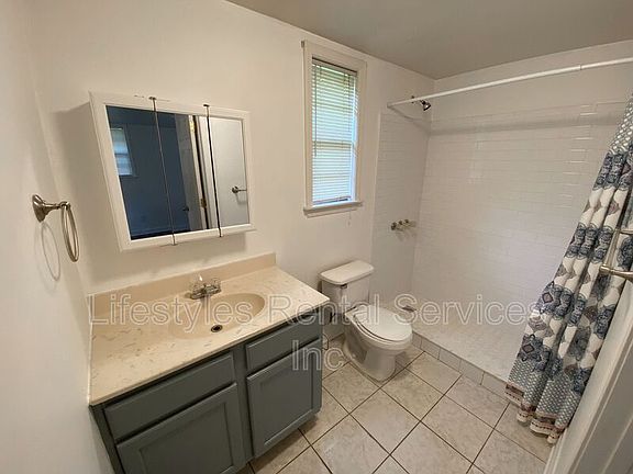 2nd image of 4803 Lexington Ave Unit B-u